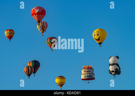 bunte Heißluftballons gegen blauen Himmel Stockfoto