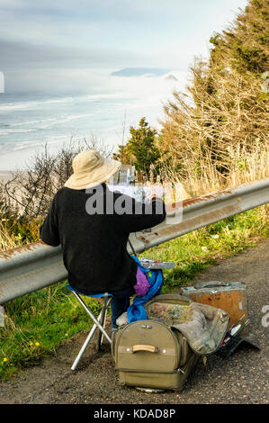 Künstlerin auf Landstraße 101 Gemälde der Küste von Cannon Beach auf einem Panel, Oregon, Vereinigte Staaten von Amerika, USA. Stockfoto