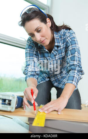 Junge Ingenieurin arbeiten mit Dielenboden Stockfoto