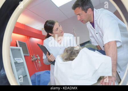 Ärzte Vorbereitung der Patienten auf die MRT-Scan im Krankenhaus Stockfoto