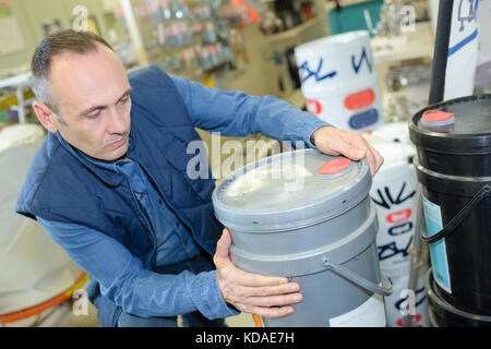 Reifer mann Auswahl der Wandfarbe im Haushalt store Stockfoto