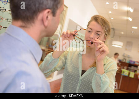 Frau in Optiker versuchen auf Gläsern Stockfoto