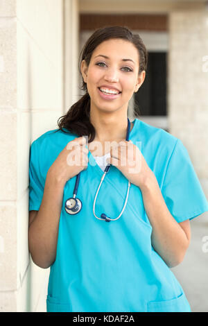 Healthcare Arbeiter. Arzt oder Krankenschwester stehen außerhalb des Krankenhauses. Stockfoto