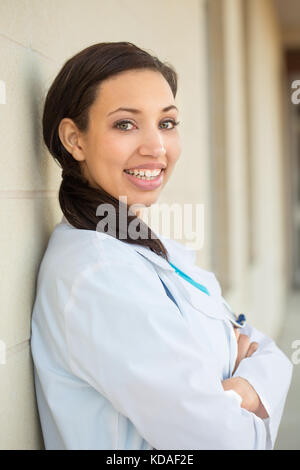 Healthcare Arbeiter. Arzt oder Krankenschwester stehen außerhalb des Krankenhauses. Stockfoto