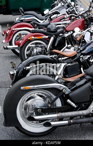 Hinterachse Ansicht mehrerer Motorräder in einer Reihe geparkt. Stockfoto