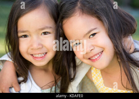 Süße kleine Mädchen umarmen sich. Schwestern und beste Freunde. Stockfoto