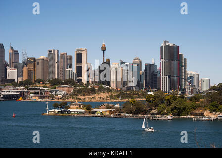Blick auf Sydney CBD mit Mittelpunkt Turm und barangaroo Türme aus Kugeln Kopf Reservewith Goat Island im Hafen von Sydney, North Shore, Sydney Stockfoto