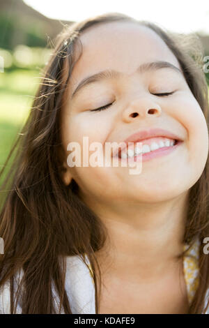 Süße kleine Mädchen lächelnd und glücklich, Stockfoto