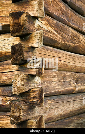 Ecke. Fragment der Wand eines alten Gebäude aus Holz. Hintergrund. Stockfoto