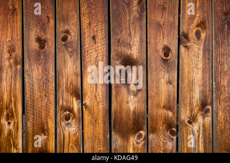 Fragment einer alten hölzernen Brett mit Knoten. Hintergrund. Stockfoto