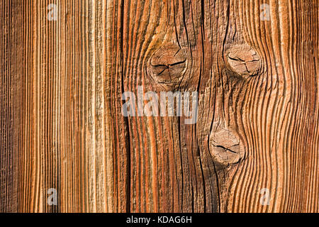 Fragment einer alten hölzernen Brett mit Knoten. Hintergrund. Stockfoto