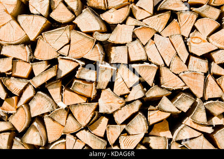 Ein Haufen von gehackten Brennholz. Hintergrund. Stockfoto