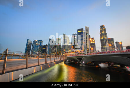 Singapur - 12.Juni 2017 Nacht Blick auf die Marina Bay, Singapur Singapur ist der 14. größte Exporteur und der 15 größten Importeur der Welt. Stockfoto