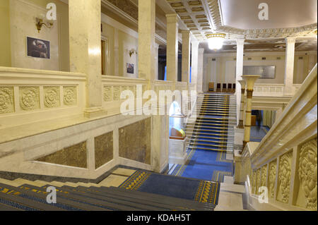 Innenansicht des ukrainischen Parlaments: Lobby mit Treppe, zweiter Stock. 23. Oktober 2017 in Kiew, Ukraine. Stockfoto