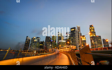 Singapur - Jun 12, 2017 Marina Bay bei Nacht in Singapur. belegt Singapur 5. Auf dem un-Index der menschlichen Entwicklung und die 3 höchsten BIP pro Kopf. Stockfoto