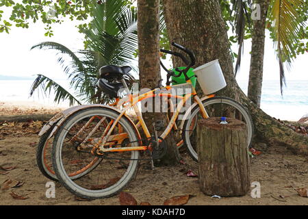 Fahrräder auf Playa Punta Uva-Arrecife, Puerto Viejo, Limón Province, Karibik, Costa Rica, Mittelamerika Stockfoto