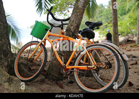 Fahrräder auf Playa Punta Uva-Arrecife, Puerto Viejo, Limón Province, Karibik, Costa Rica, Mittelamerika Stockfoto