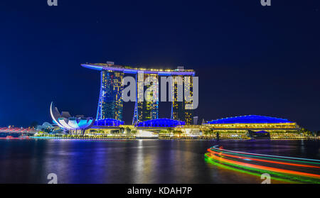 Singapur - Jun 12, 2017 Marina Bay bei Nacht in Singapur. Singapur ist einer der vier ursprünglichen asiatischen Tiger, aber hat seine Kollegen in Bezug übertroffen o Stockfoto