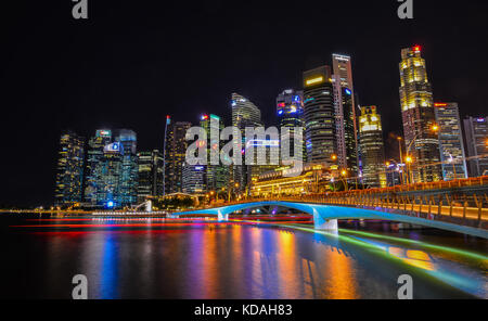 Singapur - 12.Juni 2017 Nacht Blick auf die Marina Bay in Singapur Singapur ist eines der vier ursprünglichen asiatischen Tiger, aber hat seine Kollegen in Te übertroffen Stockfoto