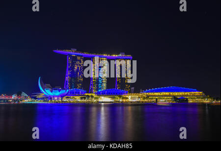 Singapur - Jun 12, 2017 moderne Gebäude bei Nacht in Singapur. Singapur ist einer der vier ursprünglichen asiatischen Tiger, aber hat seine Kollegen in t übertroffen Stockfoto