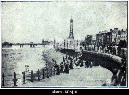 1914, eine alte Ansicht der englischen Seebad Blackpool, Lancashire (Großbritannien) Pier, Turm und direkt am Meer mit Urlaubern in die Kleidung der Zeit gekleidet Stockfoto