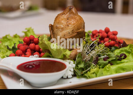 Wachtel gebraten mit süß-saurer cranberry Sauce Stockfoto