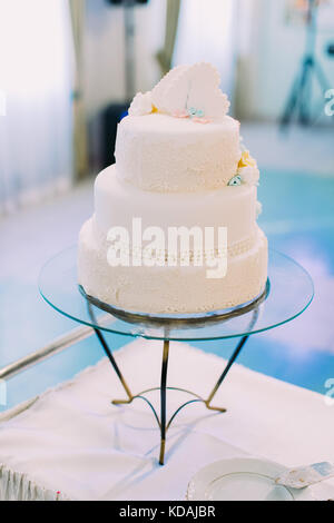 Die Hochzeitstorte mit schönen gelben und blauen Blumen geschmückt. Stockfoto