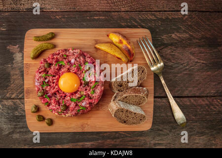 Steak Tartar mit Garnierung und Platz für Text Stockfoto