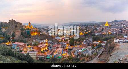 Narikala und Altstadt bei Sonnenuntergang, Tiflis, Georgien Stockfoto