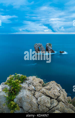 Felsen im Meer bei Urros Bereich auf Kantabrien Stockfoto