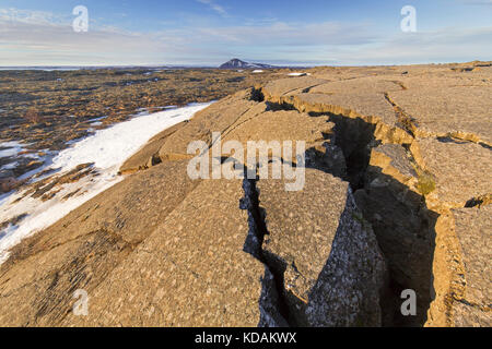 Grjotagia klaffende Spalte/grjótagjá tektonischen Risse, Mid-atlantic Ridge durch Island läuft im östlichen Mývatn Stockfoto