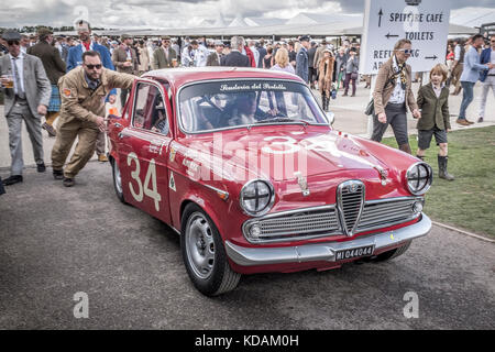 Steve Sopers Alfa Romeo Giulietta Ti aus dem Jahr 1959 wird beim Goodwood Revival 2017 in Sussex, Großbritannien, durch das Fahrerlager geschoben. Teilnehmer der St. Mary's Trophäe. Stockfoto