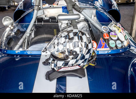 Der Helm von Keith Ahlers sitzt auf der Motorhaube seines Cooper-Ford T61 „Monaco“ aus dem Jahr 1963 beim Goodwood Revival 2017 in Sussex, Großbritannien. Teilnehmer der Pfingsttrophäe. Stockfoto