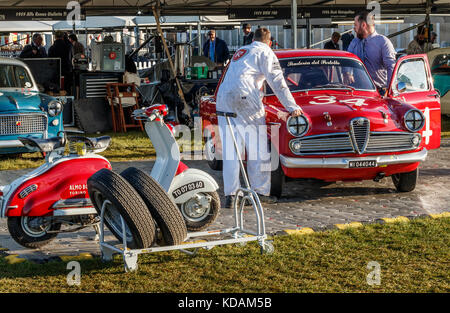 Steve Sopers 1959 Alfa Romeo Giulietta Ti wird in die Fahrerlager-Garage des Goodwood Revival 2017 in Sussex, Großbritannien, geschoben. Teilnehmer der St. Mary's Trophäe. Stockfoto