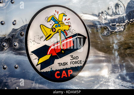 Ein dritter Aufkleber der Task Force auf der Seite des historischen Ryan SCW145 Sport Coupé aus dem Jahr 1938 beim Goodwood Revival 2017 in Sussex, Großbritannien. Stockfoto