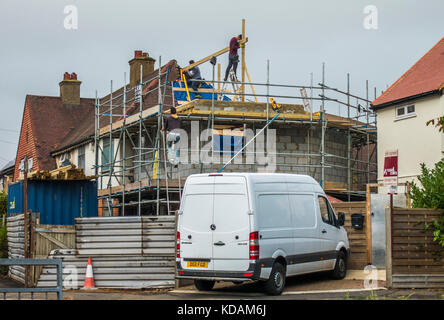 Bauherren, die von Gerüsten, arbeiten auf der oberen etage eines zweistöckigen Corner House extension umgeben, in South Ealing, London W5, England, UK. Stockfoto