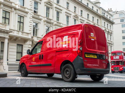 Royal Mail van in einer Straße geparkt, außerhalb der Gebäude, in South Kensington, mit einem traditionellen roten Bus nähern. London SW7, England, UK. Stockfoto