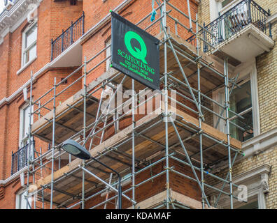 Gerüste und Holz verschalte Plattformen aus, aber mit keiner mit zu arbeiten, Außenlager für eine Immobilie in South Kensington, London, England, UK. Stockfoto