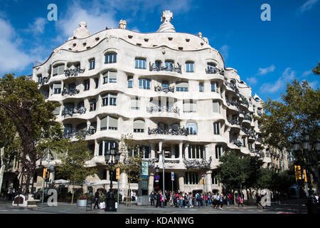 Stock Photo - Casa Milà, Barcelona, Spanien.Gaudis katalanisches Jugendstilgebäude mit einer quarrylike Fassade, wo Ausstellungen & Konzerte stattfinden.© Hugh Peterswald/Alamy Stockfoto