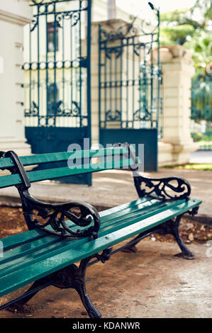 Grüne Bank und Tor auf dem Bürgersteig der Paseo de Montejo Avenue in Merida, Yucatan, Mexiko Stockfoto