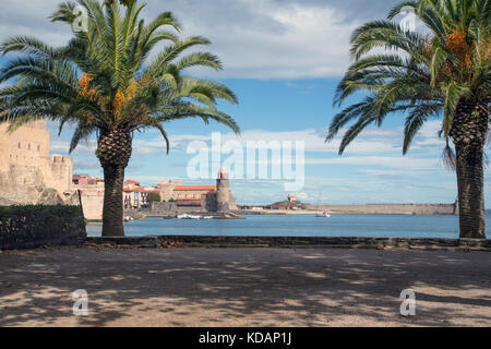 Die mittelalterlichen Leuchtturm in der Eglise Notre Dame des Anges incorporated Collioure, mit dem Château Royal und die Berge im Hintergrund Stockfoto