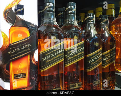 Gorlice, Polen - 30. September 2017: Flaschen Johnnie Walker Whisky auf den Regalen für den Verkauf in der Kaufland SB-Warenhaus. Stockfoto