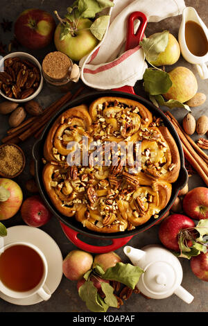 Zimtrollen mit Äpfeln, Karamell und Pecan Stockfoto