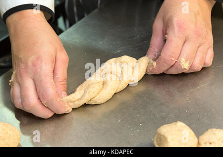 Brot backen - den Teig Formen, um eine Vielzahl von Brotformen zu machen - hier ein kleiner Zopf-Laib; Großbritannien Stockfoto