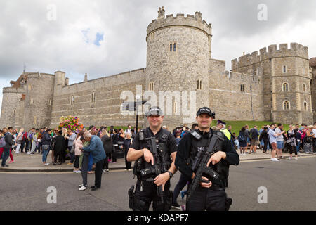 Windsor Castle Security, zwei bewaffnete Polizeibeamte im Dienst in Windsor Castle, Windsor, Großbritannien Stockfoto