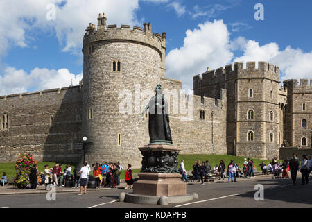 Windsor Castle und Statue von Queen Victoria, Windsor, Burkshire, Großbritannien Stockfoto