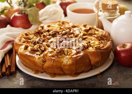 Zimtrollen mit Äpfeln, Karamell und Pecan Stockfoto