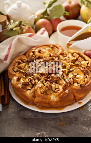 Zimtrollen mit Äpfeln, Karamell und Pecan Stockfoto