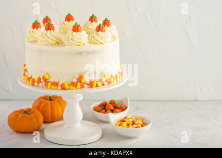 Pumpkin Spice geschichteten Kuchen mit Cream Cheese frosting Stockfoto