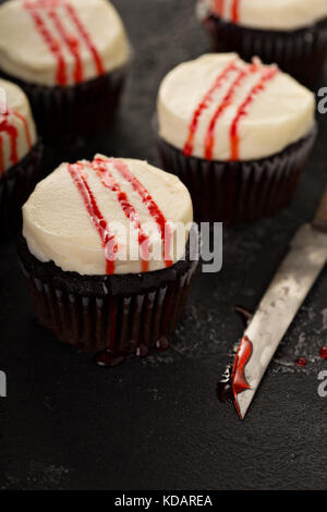 Spooky Halloween themed Cupcakes mit Fake Blood Stockfoto